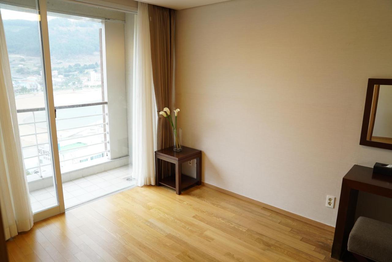 Hotel Riviera גאוז'ה מראה חיצוני תמונה