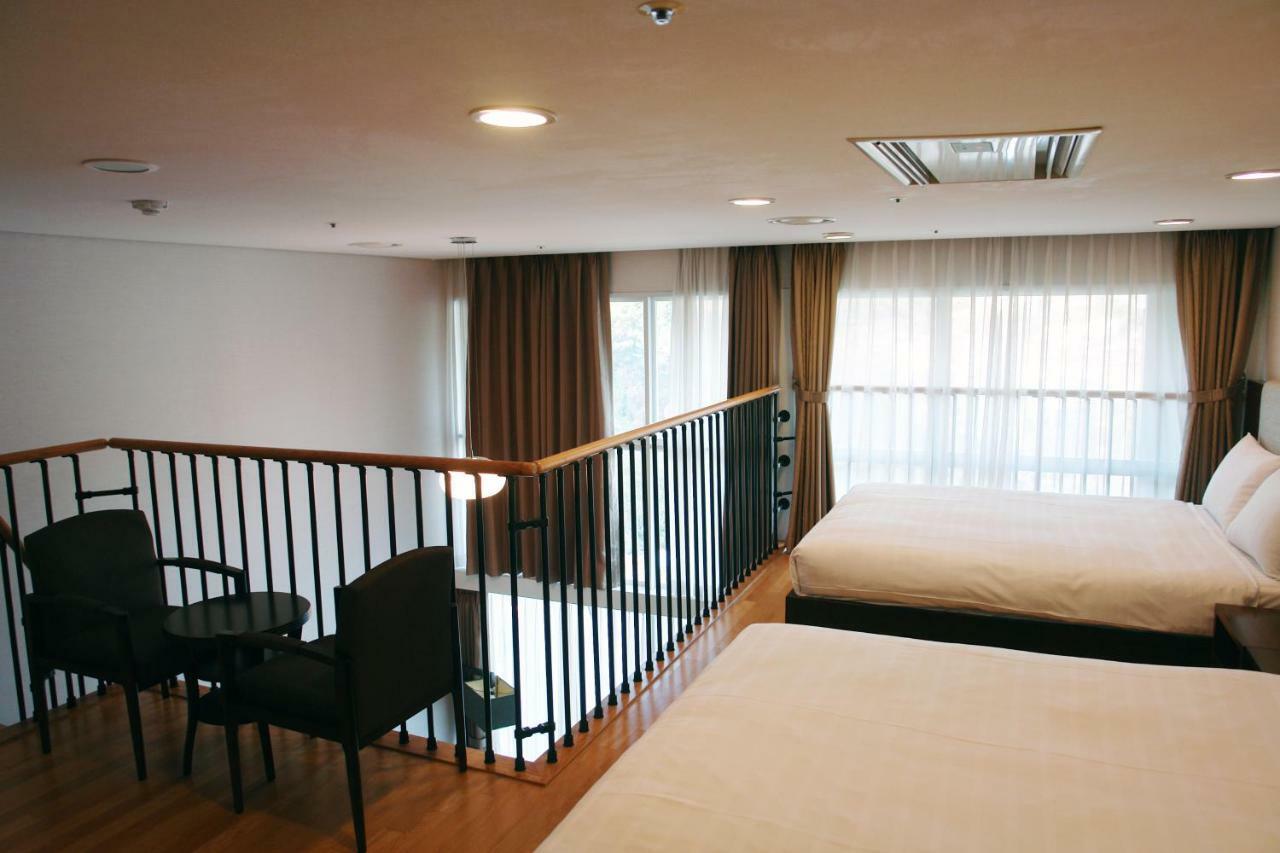 Hotel Riviera גאוז'ה מראה חיצוני תמונה